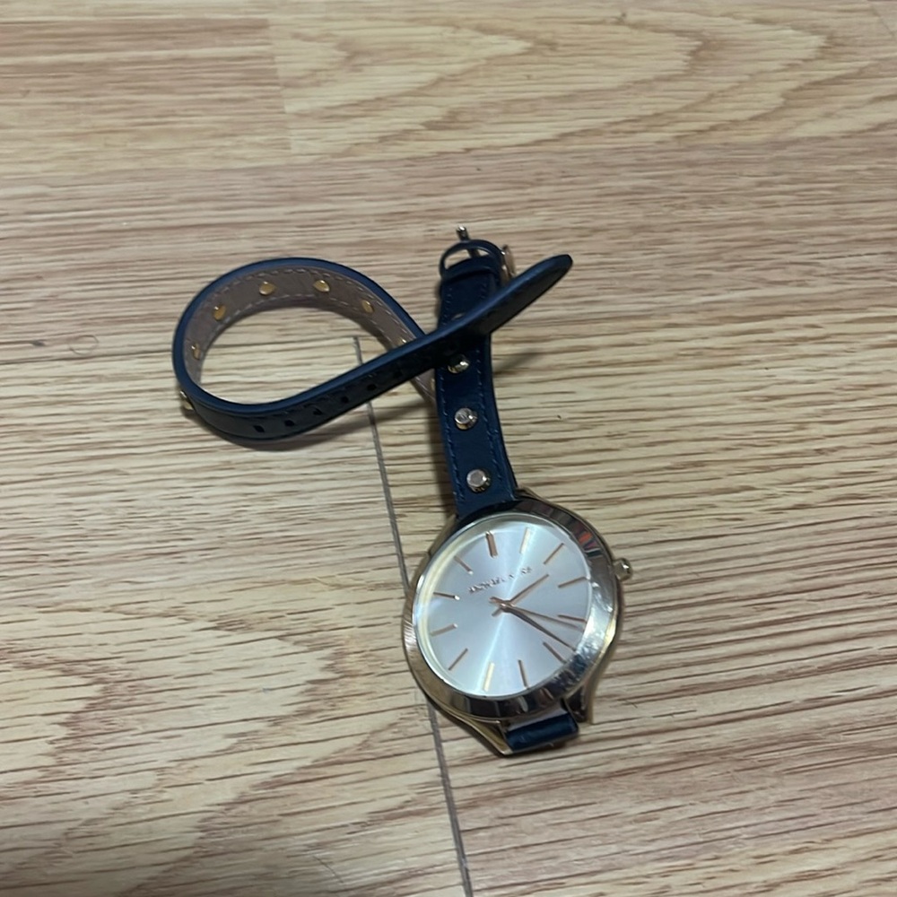 MICHAEL KORS GOLD FACE W/BLACK & GOLD LEATHER LONG WRAP AROUND BRACELET BAND